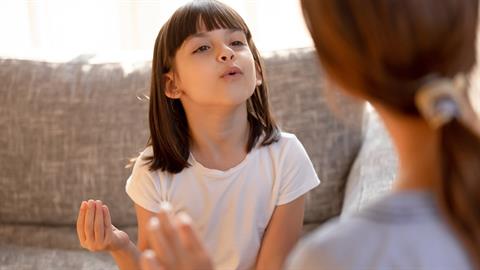 Πώς βοηθάμε ένα παιδί που τραυλίζει σύμφωνα με μια λογοθεραπεύτρια