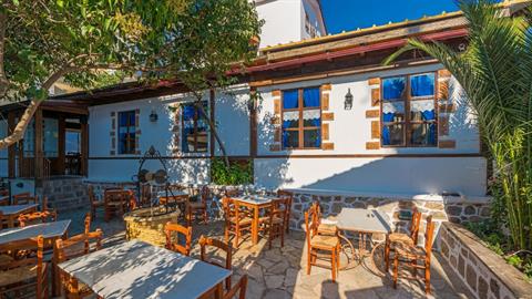 5 τέλεια μεζεδοπωλεία με αυλή για την 28η Οκτωβρίου