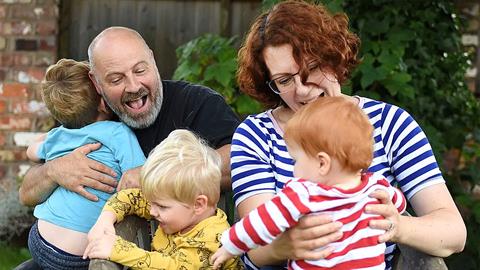 Ζευγάρι υιοθέτησε 3 αδερφάκια για να μη μεγαλώσουν χωριστά