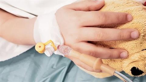 Φορτηγό παρέσυρε 2χρονο κοριτσάκι έξω από παιδική χαρά