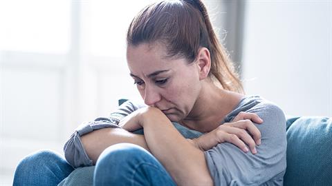 Όταν νοσεί η ψυχή, νοσεί και το σώμα: 4 προβλήματα υγείας που προκαλεί η κατάθλιψη