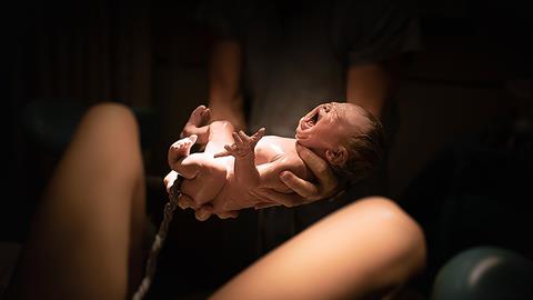 Μπαμπάς ξεγέννησε τον γιο του στο σπίτι με οδηγίες από το... τηλέφωνο!