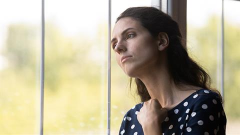 Άνθρωπος «σφουγγάρι συναισθημάτων»: μήπως κρατάς στους ώμους τα βάρη των άλλων;