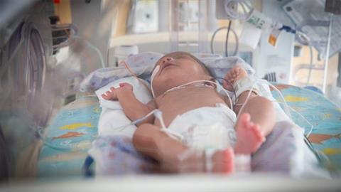 Bρέφος 2,5 μηνών νοσηλεύεται με κορονοϊό σε κρίσιμη κατάσταση