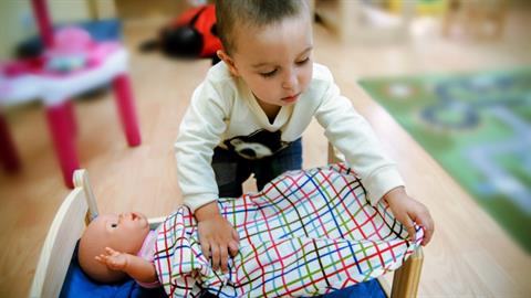 Αφήνω τον γιο μου να παίζει με κούκλες και δεν με νοιάζει τι λέει ο κόσμος