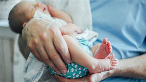 Μαμά γέννησε ένα υγιέστατο αγοράκι στο σπίτι της με τη βοήθεια 3 αστυνομικών