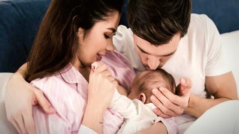 Παιδίατρος: η επιτυχία του θηλασμού εξαρτάται ΚΑΙ από τον μπαμπά