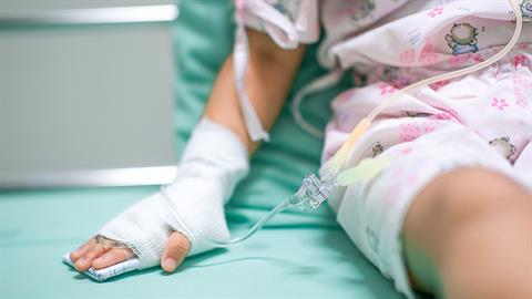 Ανήλικη έπεσε από αυτοκίνητο και τραυματίστηκε - άνοιξε την πόρτα εν κινήσει