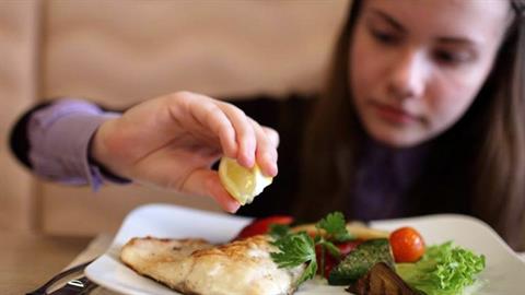 Πώς έμαθα στην κόρη μου να τρώει ψάρι χωρίς πείσματα