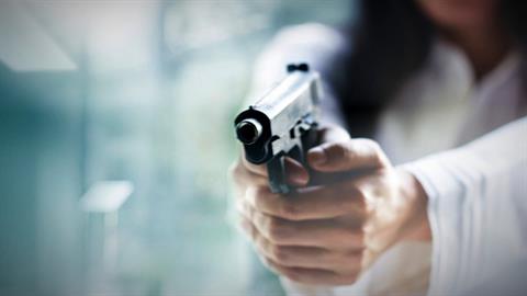 Γυναίκα πυροβόλησε τον πρώην σύντροφό της μπροστά στην 12χρονη κόρη τους