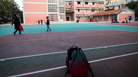 Λαμία: δάσκαλος δημοτικού έδειρε άγρια γονιό, μπροστά στα παιδιά 