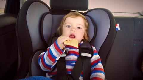 Γιατί δεν πρέπει να αφήνουμε ΠΟΤΕ τα παιδιά να τρώνε στο αυτοκίνητο