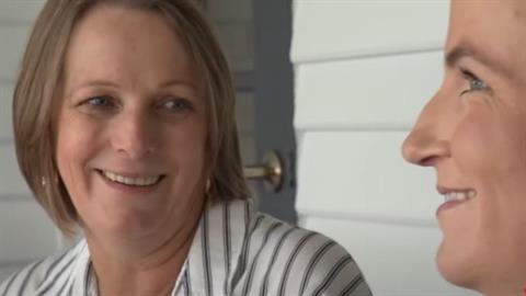 54χρονη θα γεννήσει το παιδί της κόρης της μέσω παρένθετης μητρότητας