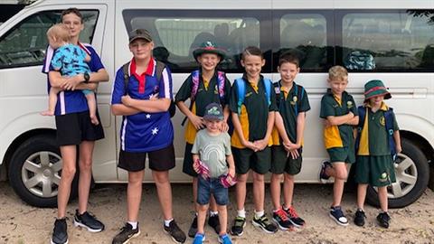 Μαμά 9 αγοριών είναι ξανά έγκυος και κρατάει το φύλο του παιδιού για έκπληξη