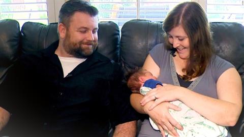 Μαμά γέννησε έξω από το σπίτι της λίγα λεπτά πριν φτάσει βοήθεια