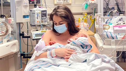 Η καρδιά μου γίνεται κομμάτια κάθε φορά που αφήνω τα «προωράκια» μου στη ΜΕΘ