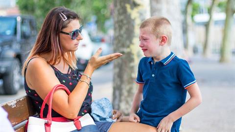Τα λάθος παραδείγματα που δίνουμε στους γιους μας (και τρέφουμε τον σεξισμό)