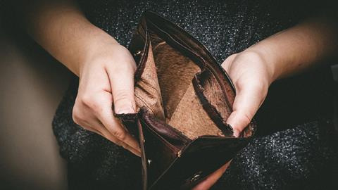 Οικονομική κακοποίηση: η αόρατη μορφή ενδοοικογενειακής βίας 