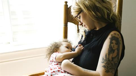 Θα θηλάζω την κόρη μου μέχρι να μου πει να σταματήσω, όσα χρόνια κι αν περάσουν