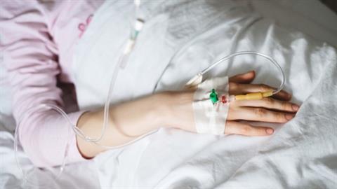 Μάχη για τη ζωή της δίνει 13χρονη που έπεσε από τον 6ο όροφο πολυκατοικίας