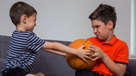 Οι γιοι μου τσακώνονται συνέχεια - δεν ανακατεύομαι και έχει βγει σε καλό