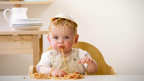 Αφήστε τα παιδιά να παίξουν (ακόμα και με το φαγητό τους) κι ας καθαρίζετε μετά