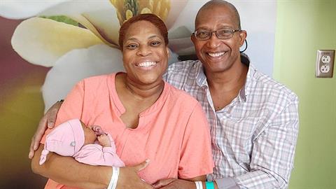 Πρώτη φορά μαμά στα 50: ήταν η τελευταία μου ευκαιρία και την άρπαξα!