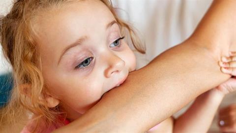 Οι ανεξήγητες συμπεριφορές των νηπίων που μας αγχώνουν χωρίς λόγο