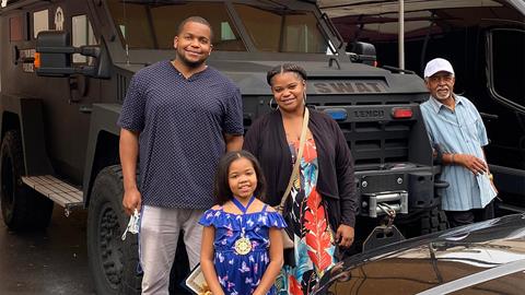 9χρονη έσωσε τη μαμά της από ληστή - τον κλώτσησε στο πρόσωπο