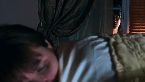 Μαμά ξυλοφόρτωσε άντρα που πήγε να μπει στο δωμάτιο της κόρης της