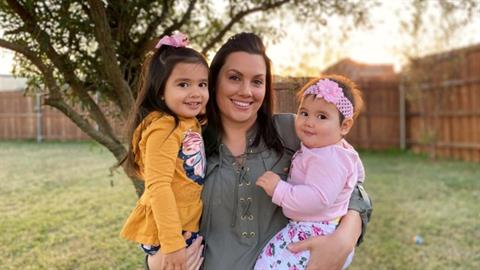 Γυναίκα χωρίς μήτρα έγινε μαμά μέσω μεταμόσχευσης για 2η φορά!