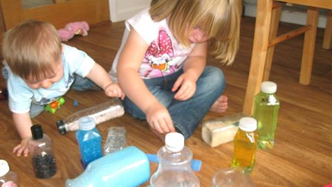 Η κόρη μου έχει τα καλύτερα παιχνίδια αλλά παίζει με πλαστικά μπουκάλια