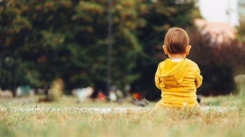 Εγκατέλειψαν 2χρονο έξω από το Αρχαιολογικό Μουσείο