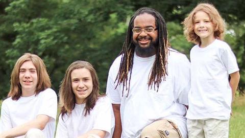 Μπαμπάς που μεγάλωσε χωρίς γονείς υιοθέτησε 3 αγοράκια