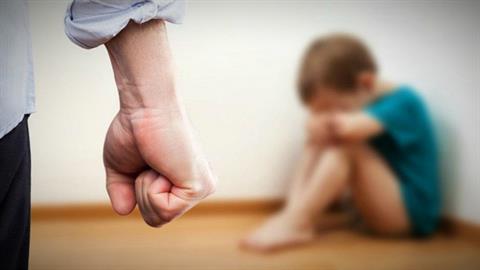 Χειροπέδες σε πατέρα που ξυλοκόπησε το 3χρονο παιδί του επειδή έκλαιγε