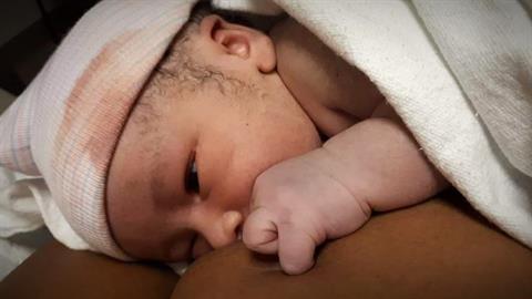 Έγκυος γέννησε στο αυτοκίνητο με τη βοήθεια της... μαμάς της!