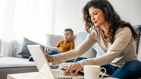 Δεν είναι εύκολο να μεγαλώνεις παιδιά χωρίς βοήθεια από πουθενά…