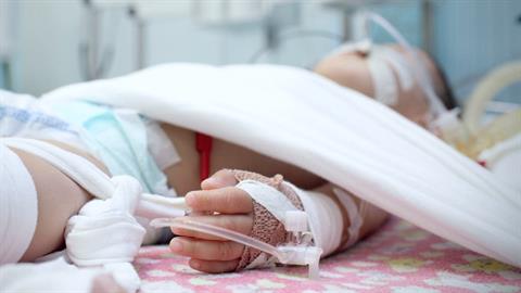 Αγωνία για 4χρονο παιδί που διασωληνώθηκε με εγκεφαλίτιδα