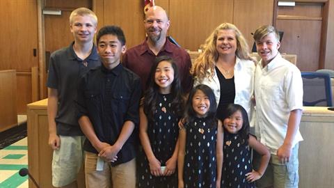 Γονείς 2 παιδιών υιοθέτησαν 4 αδερφάκια για να μη μεγαλώσουν χώρια