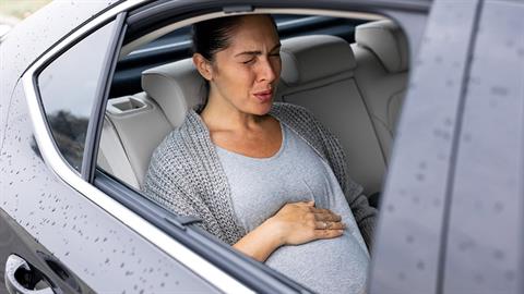 Μαμά γέννησε στο δρόμο για το μαιευτήριο ενώ ο άντρας της οδηγούσε