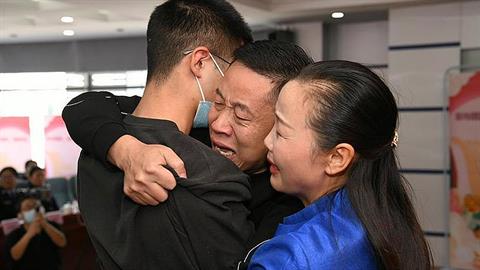 Βρήκαν τον χαμένο γιο τους μετά απο 14 χρόνια - είχε απαχθεί όταν ήταν 4 ετών