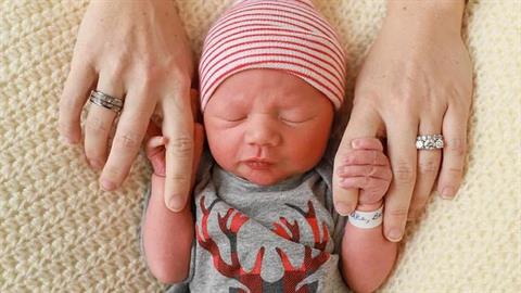 Γέννησε νωρίτερα για να προλάβει ο ετοιμοθάνατος άντρας της να δει το παιδί του