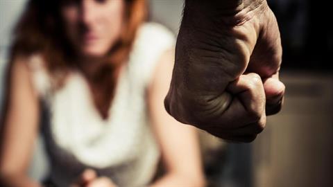 Καλλιθέα: γείτονες έσωσαν μητέρα με 3χρονο παιδί από τον βίαιο σύζυγό της