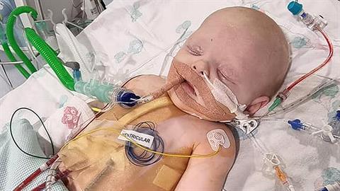 Μωρό-μαχητής επέζησε από 2 απανωτές εγχειρήσεις ανοιχτής καρδιάς