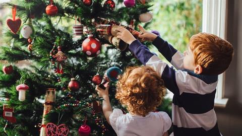 Το ομορφότερο χριστουγεννιάτικο δέντρο είναι αυτό που στολίζουν τα παιδιά