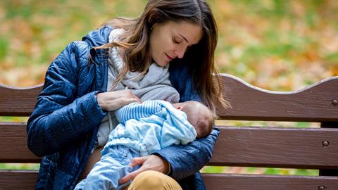 Άγνωστος είπε σε μαμά ότι έπρεπε να τον ρωτήσει πρώτα πριν θηλάσει μπροστά του!