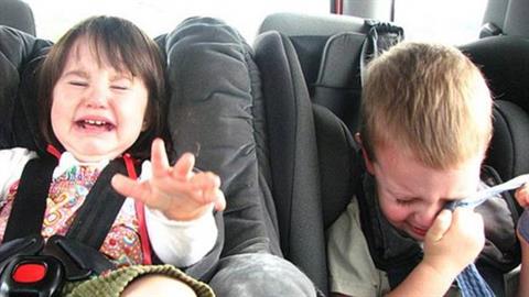 Πεζός έσωσε 2 νήπια σταματώντας αυτοκίνητο που κυλούσε σε κατηφόρα 