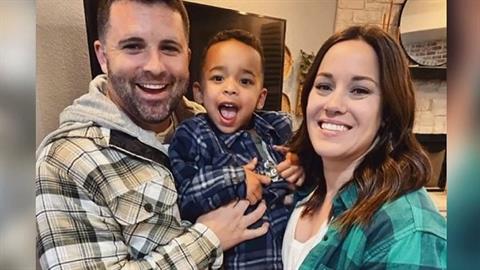 2χρονος έλαβε το καλύτερο χριστουγεννιάτικο δώρο: την παντοτινή του οικογένεια