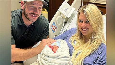 Μαμά γέννησε και τα 2 παιδιά της την ημέρα των γενεθλίων της