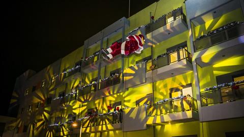 Πυροσβέστες ντύθηκαν Άη Βασίληδες και μοίρασαν δώρα σε παιδιά με καρκίνο